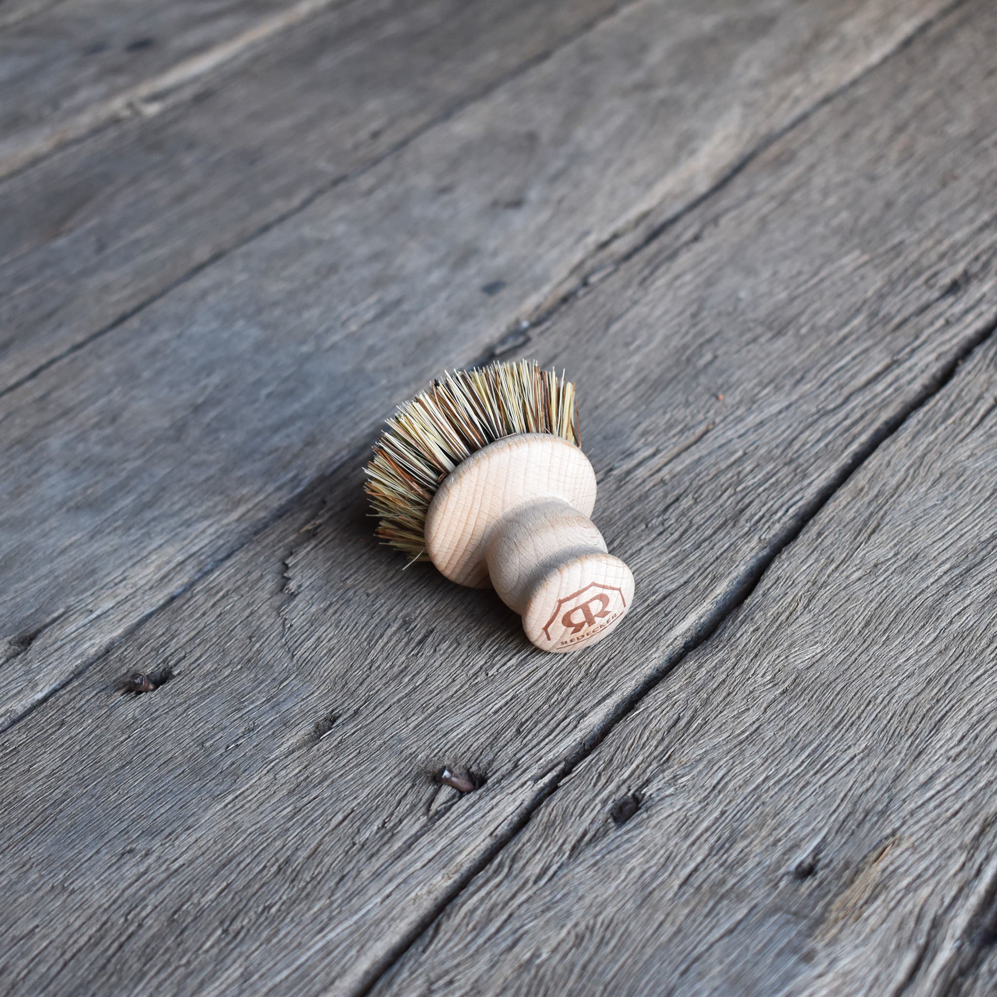 Redecker Besser Pot Brush made from  beechwood timber and union fibre bristles.