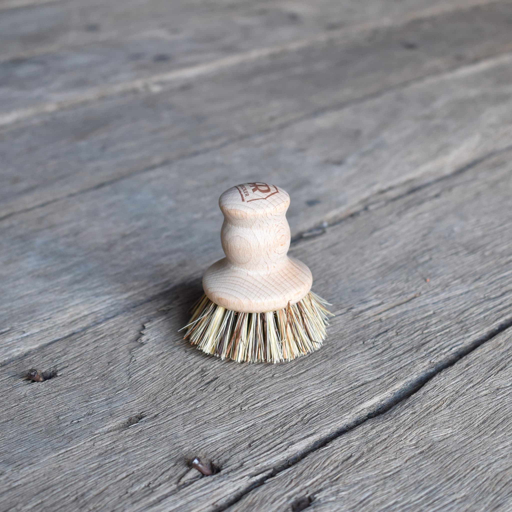 Redecker Besser Pot Brush made from  beechwood timber and union fibre bristles.