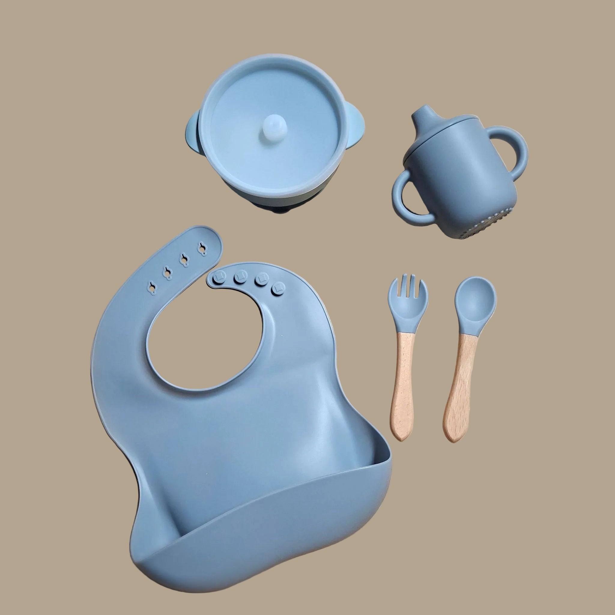 Blue feeding set in silicone with beige background